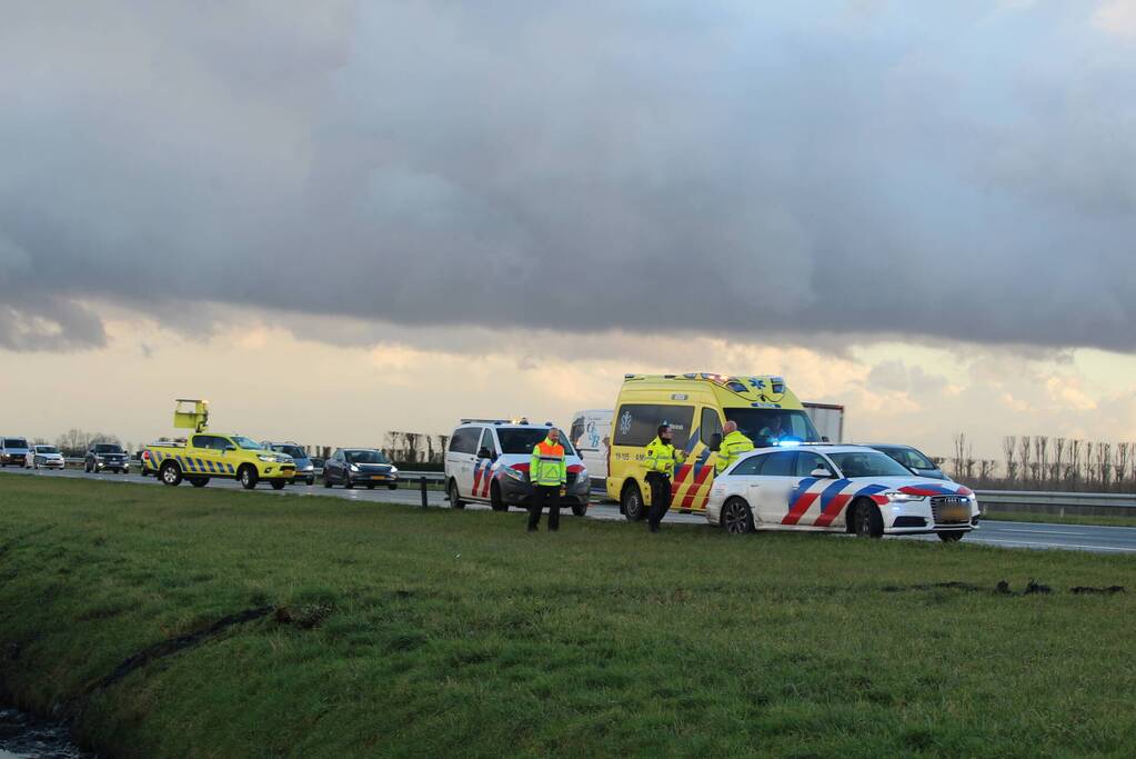 Auto belandt in sloot na ongeval op snelweg