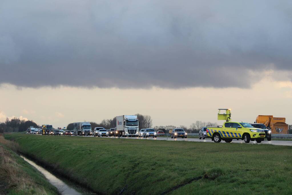 Auto belandt in sloot na ongeval op snelweg
