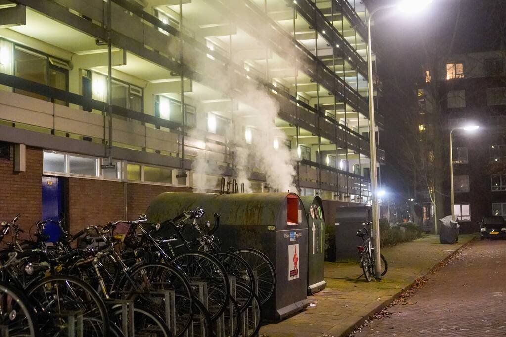 Veel rookontwikkeling door brandende container