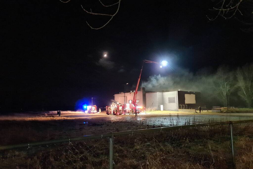 Veel rookontwikkeling bij brand in voormalige discotheek
