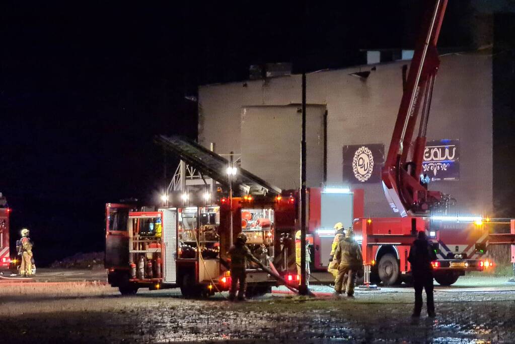 Veel rookontwikkeling bij brand in voormalige discotheek