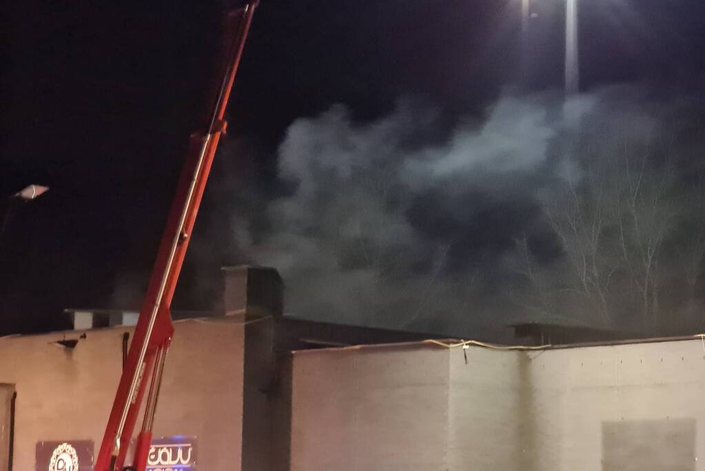 Veel rookontwikkeling bij brand in voormalige discotheek