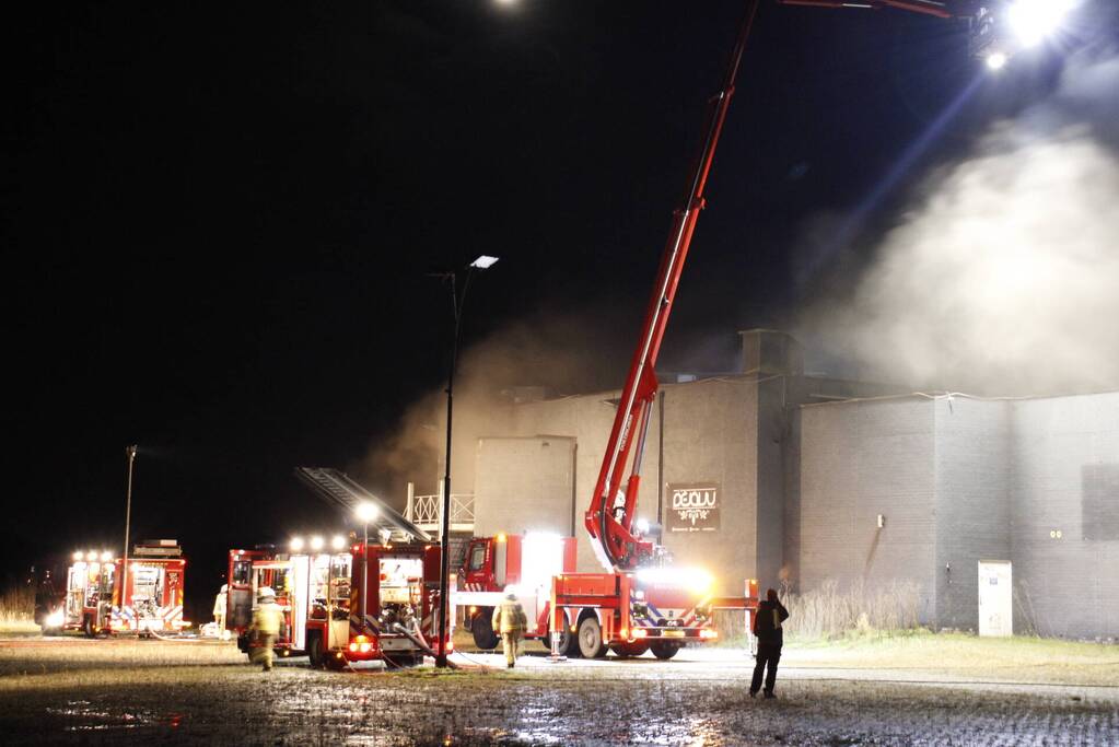 Veel rookontwikkeling bij brand in voormalige discotheek