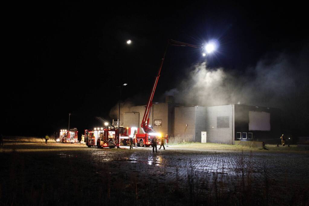Veel rookontwikkeling bij brand in voormalige discotheek