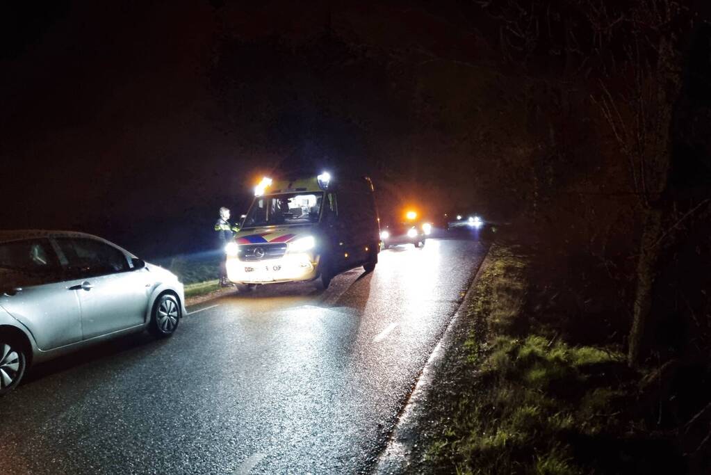 Bestelbus rijdt door na aanrijding met fietser