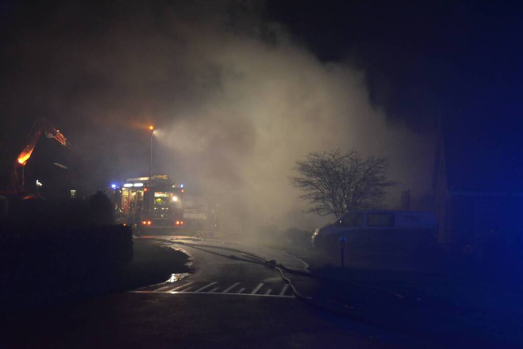 Veel rook bij uitslaande brand in loods