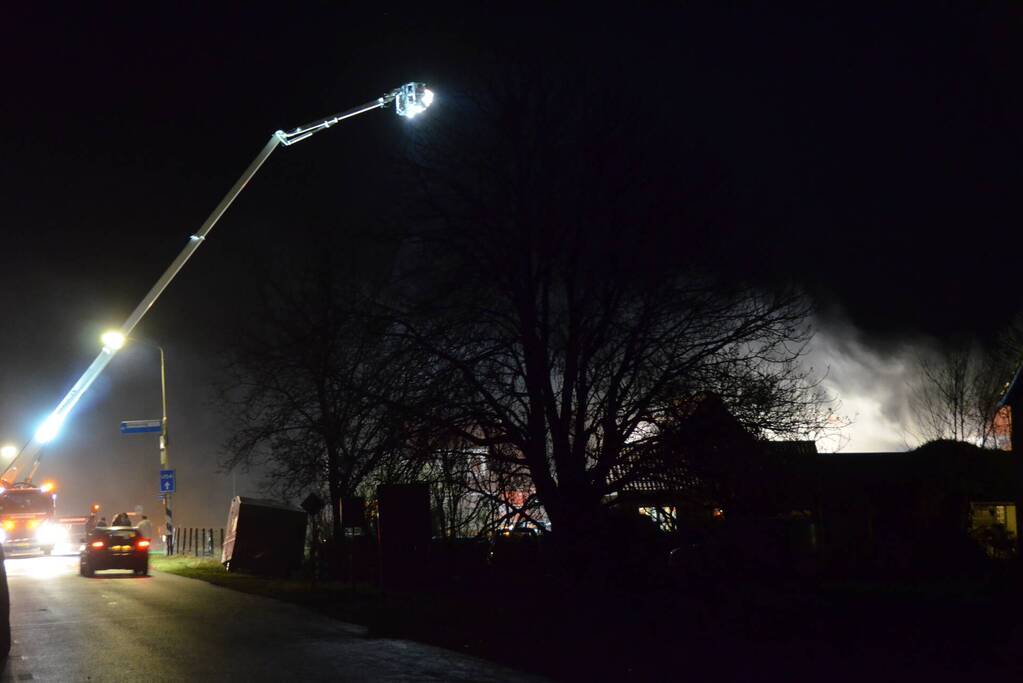 Veel rook bij uitslaande brand in loods
