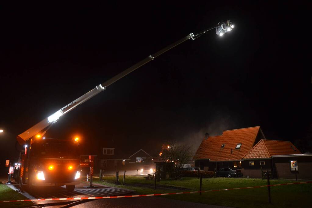 Veel rook bij uitslaande brand in loods