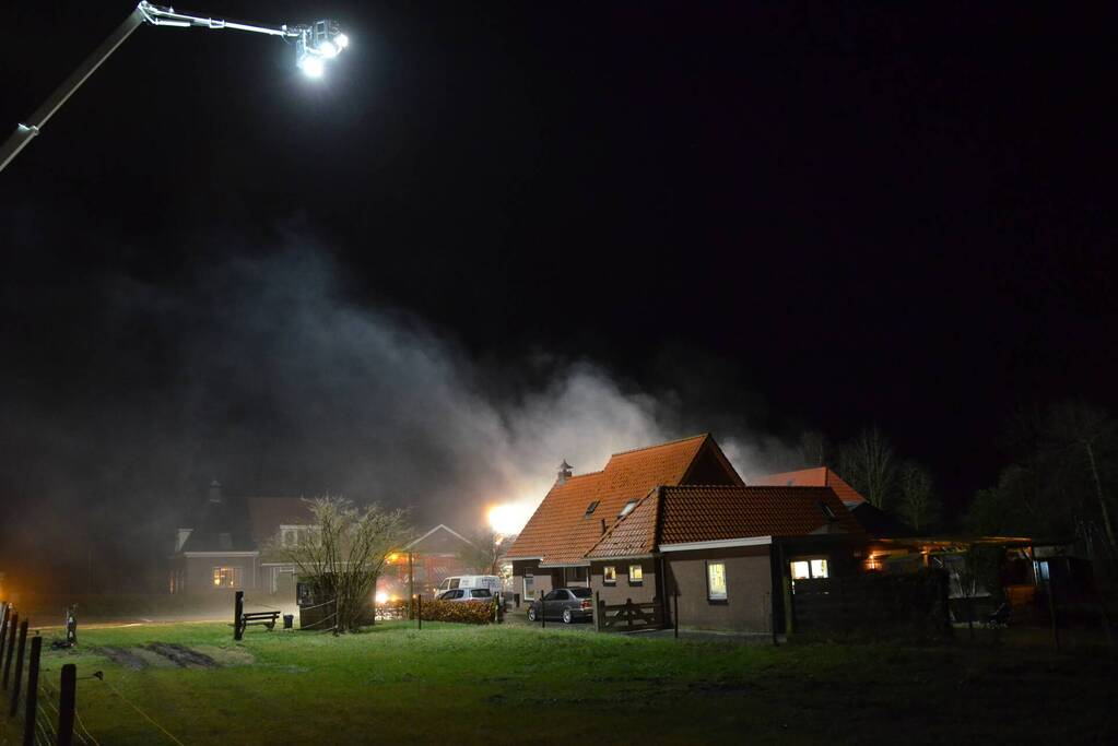 Veel rook bij uitslaande brand in loods