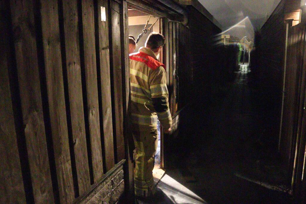 Schutting vliegt in brand door vuurkorf
