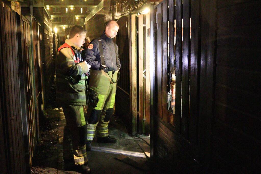 Schutting vliegt in brand door vuurkorf