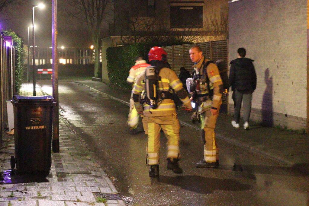 Schutting vliegt in brand door vuurkorf