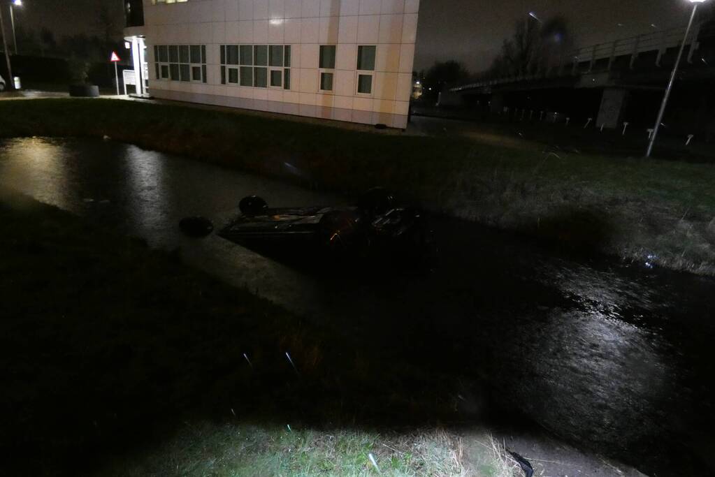 Personenauto belandt ondersteboven in sloot