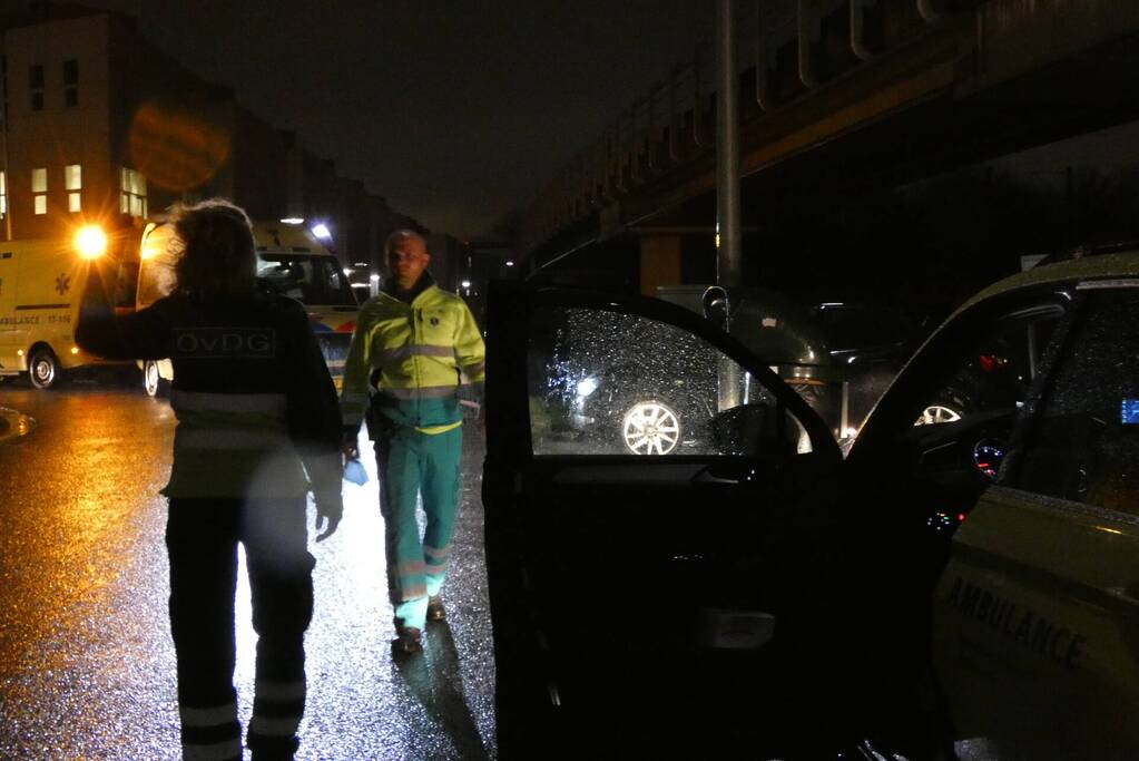 Personenauto belandt ondersteboven in sloot