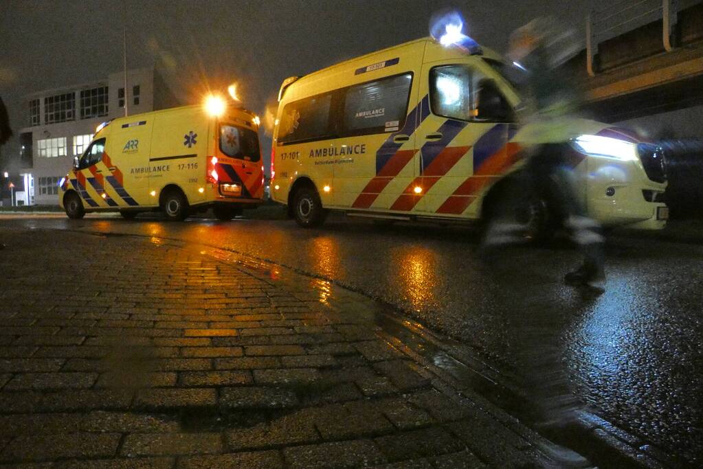 Personenauto belandt ondersteboven in sloot