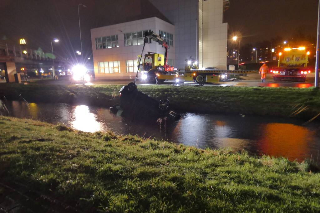 Personenauto belandt ondersteboven in sloot