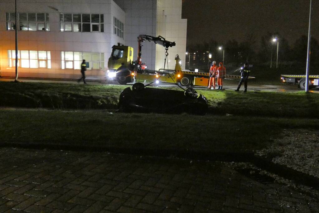 Personenauto belandt ondersteboven in sloot