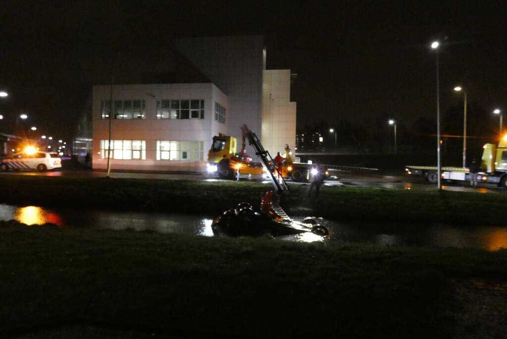 Personenauto belandt ondersteboven in sloot
