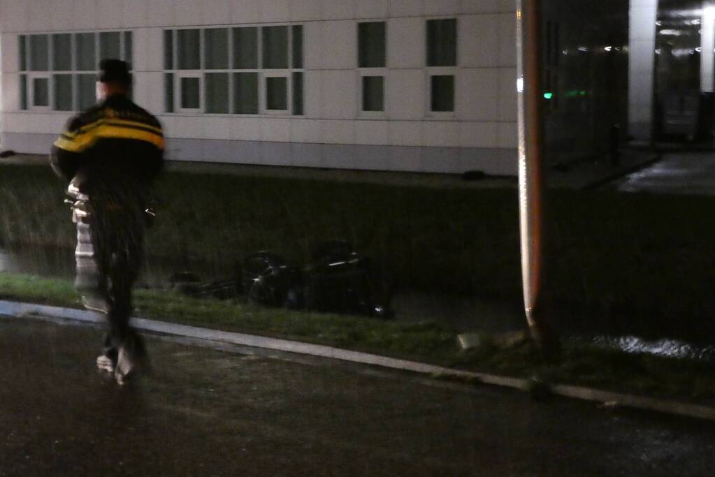 Personenauto belandt ondersteboven in sloot