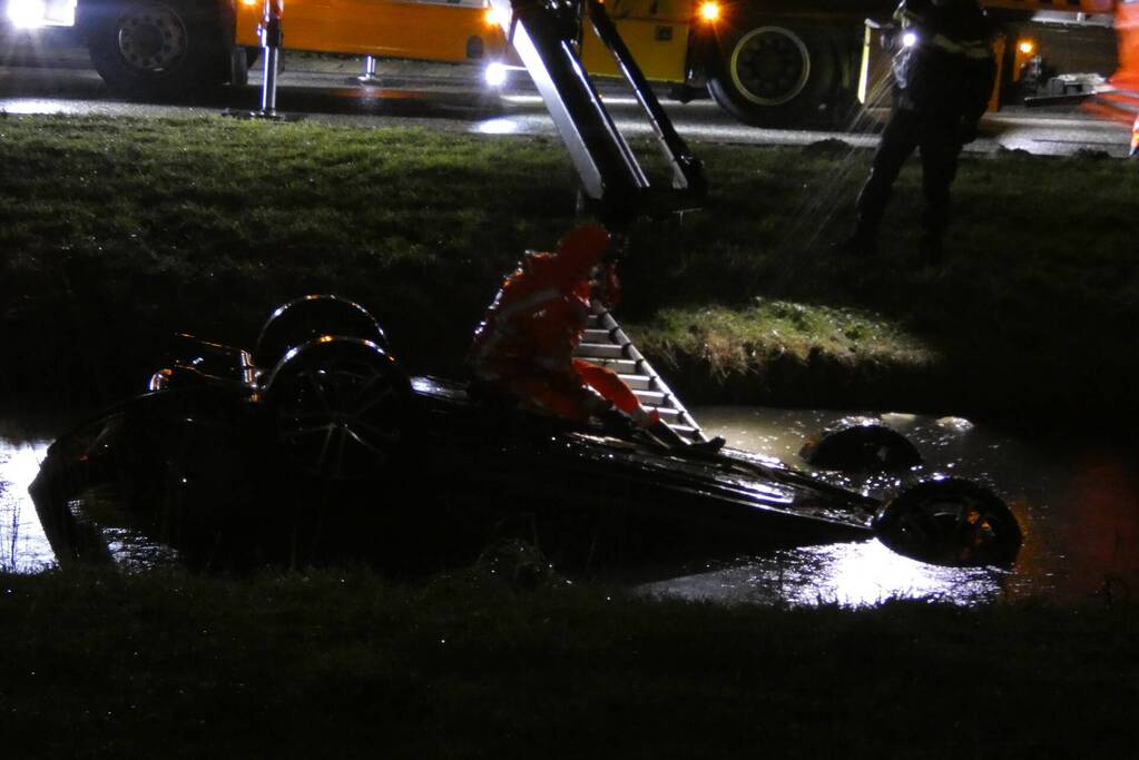 Personenauto belandt ondersteboven in sloot