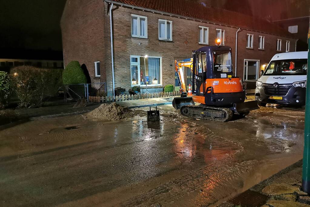 Waterlekkage zorgt voor sinkhole in straat