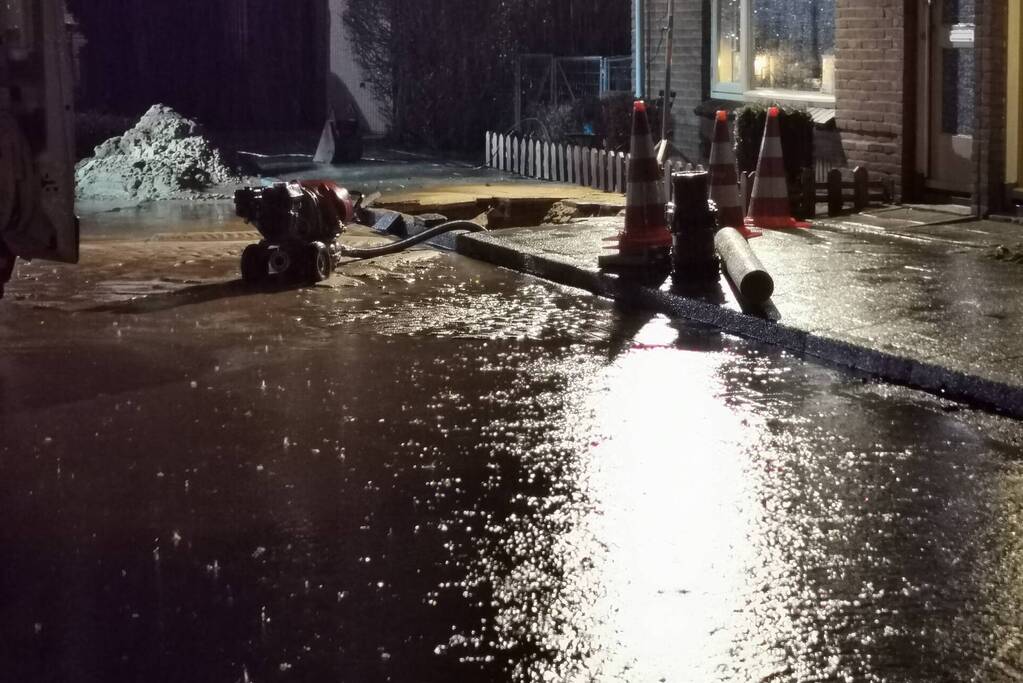 Waterlekkage zorgt voor sinkhole in straat