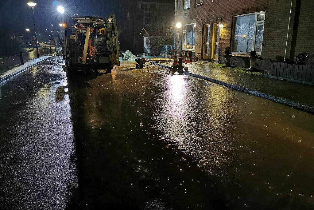 Waterlekkage zorgt voor sinkhole in straat