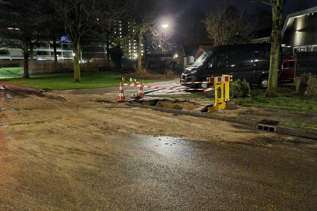 Wederom straat onderwater door gesprongen leiding