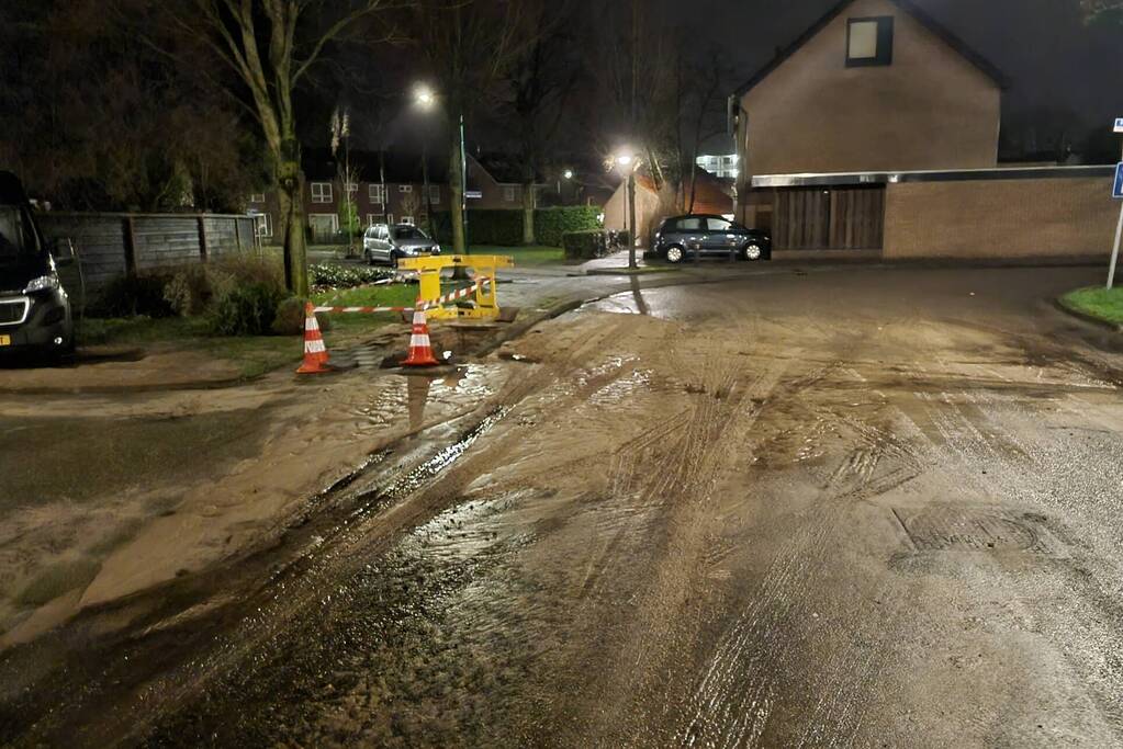Wederom straat onderwater door gesprongen leiding
