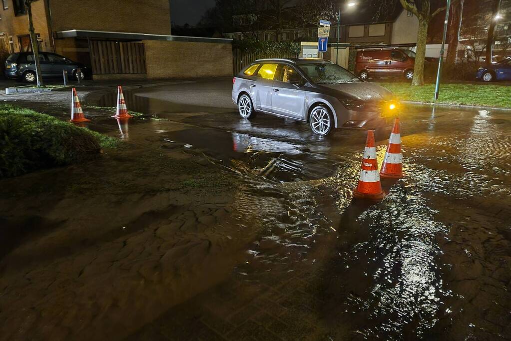 Wederom straat onderwater door gesprongen leiding