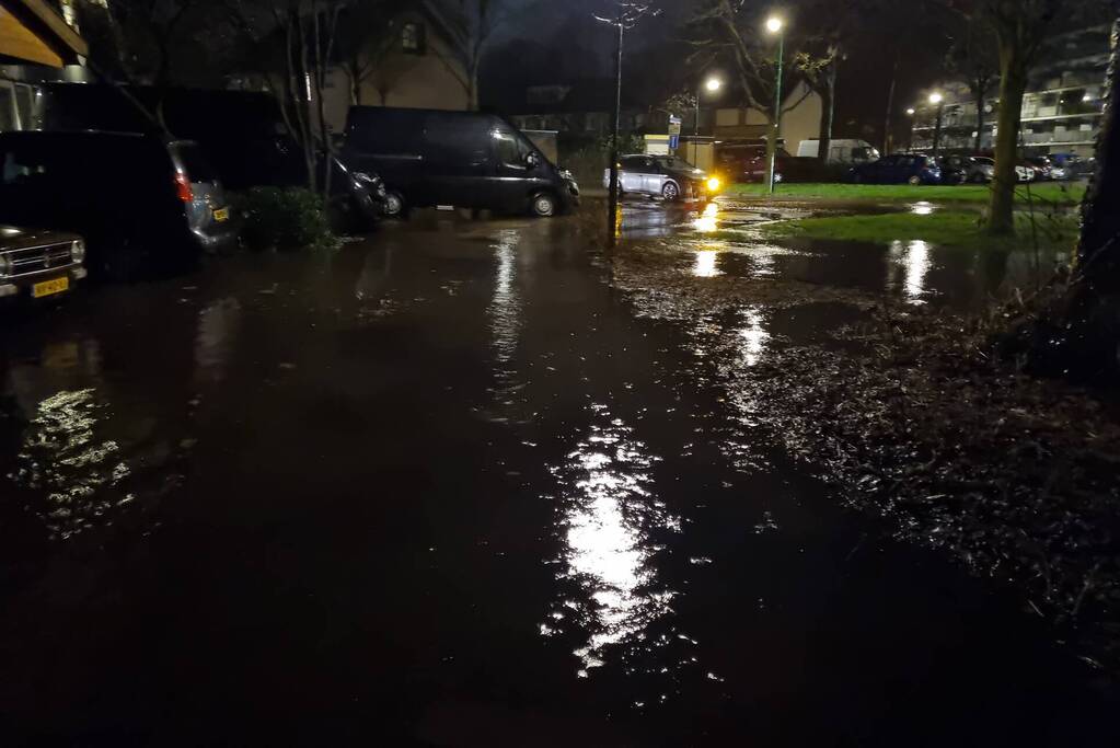 Wederom straat onderwater door gesprongen leiding