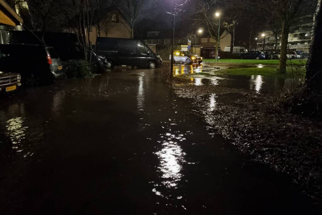 Wederom straat onderwater door gesprongen leiding