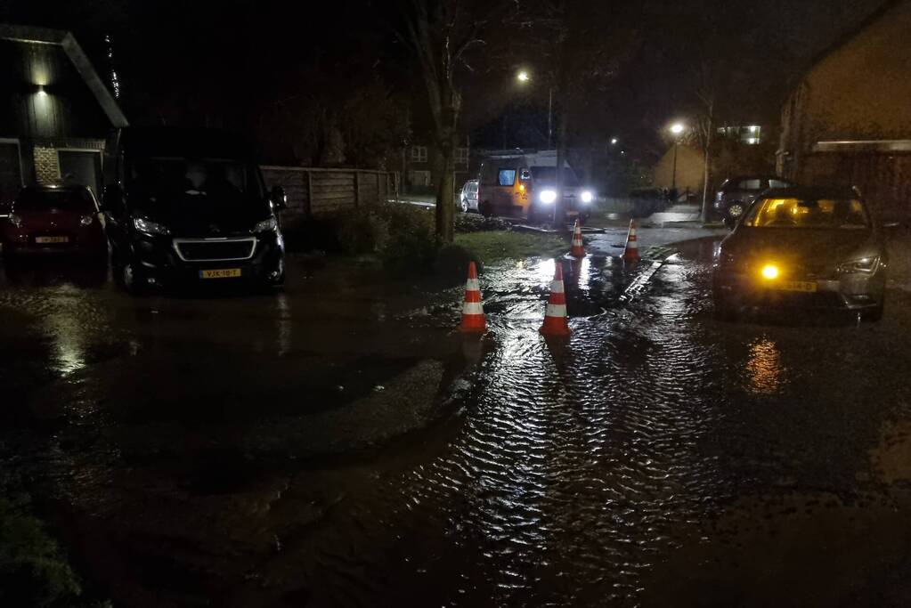 Wederom straat onderwater door gesprongen leiding
