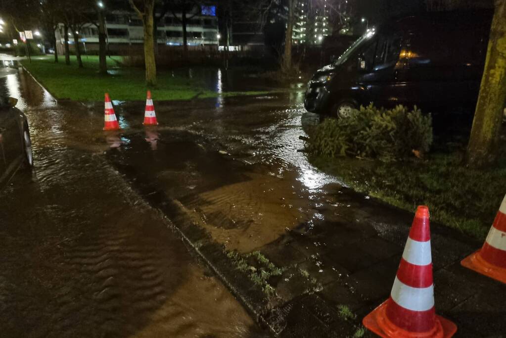 Wederom straat onderwater door gesprongen leiding