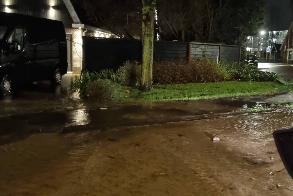Wederom straat onderwater door gesprongen leiding