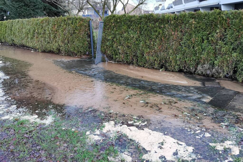 Wederom straat blank door gesprongen waterleiding