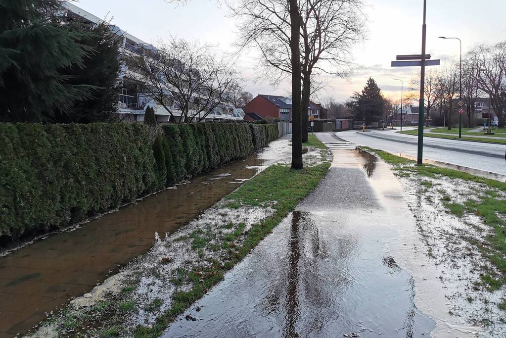 Wederom straat blank door gesprongen waterleiding