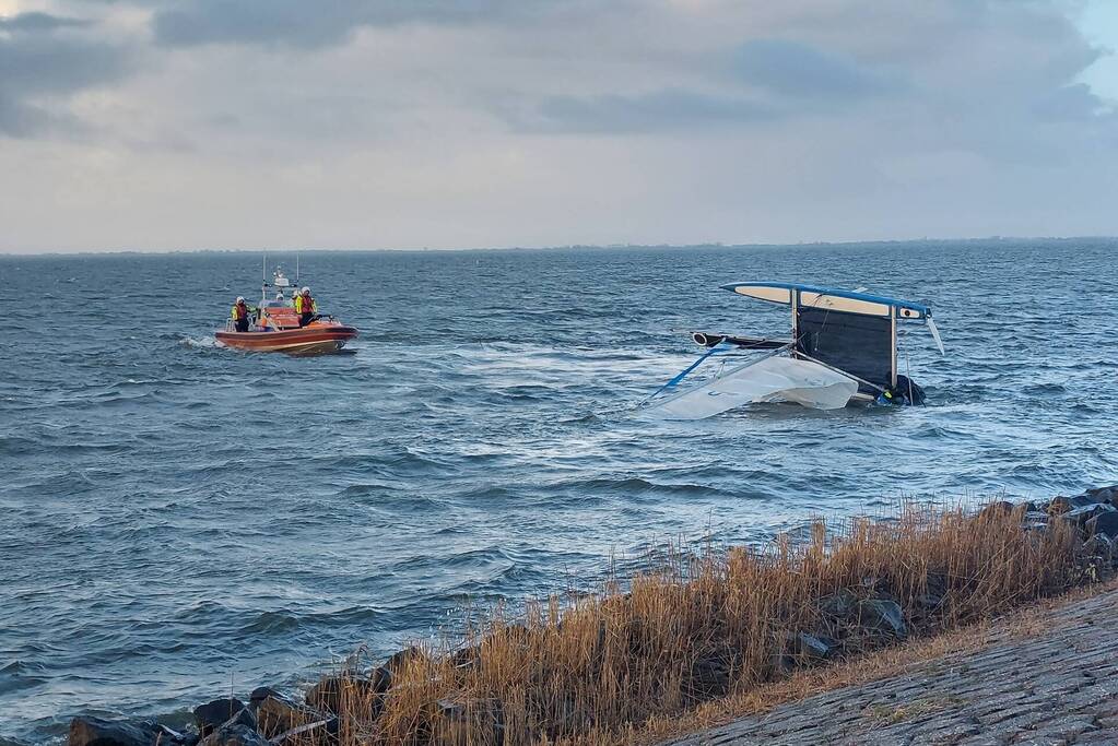 Opvarenden catamaran gered van dijk