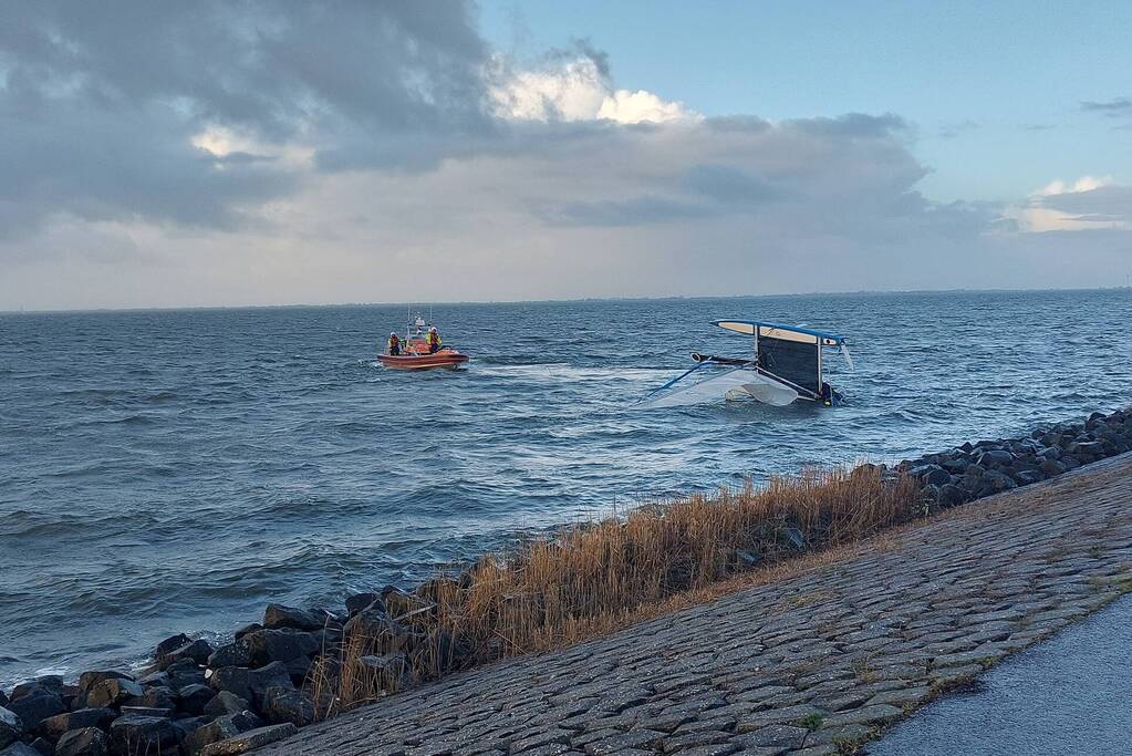 Opvarenden catamaran gered van dijk