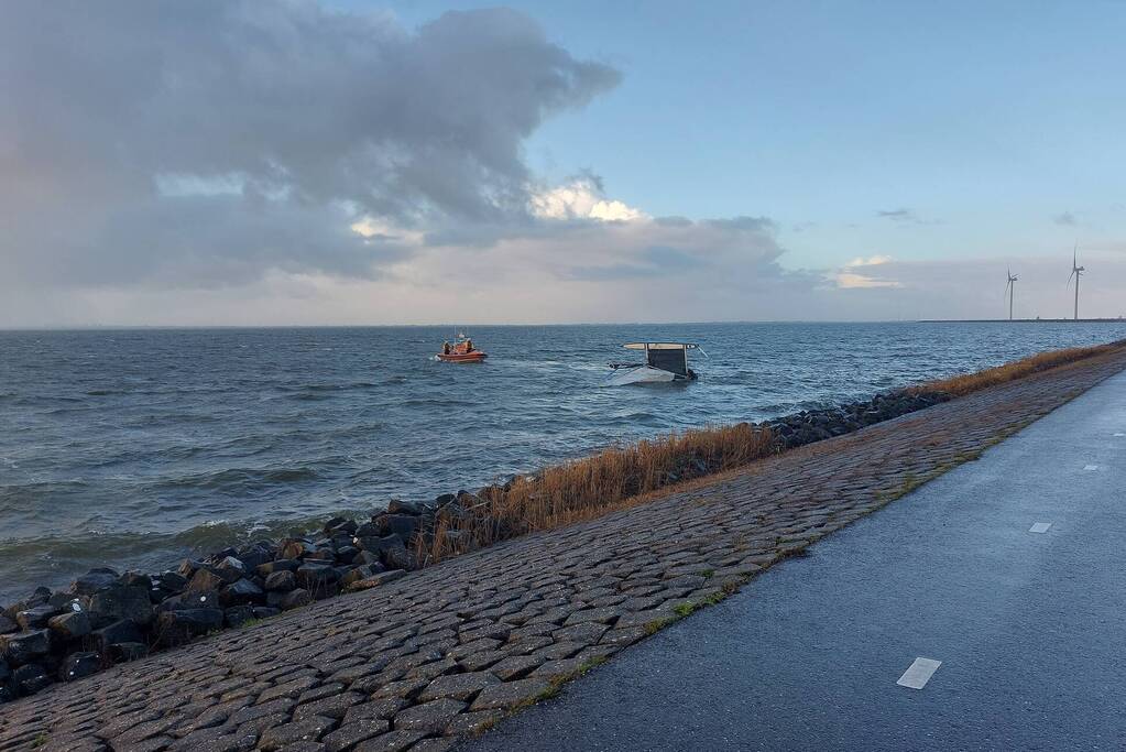 Opvarenden catamaran gered van dijk