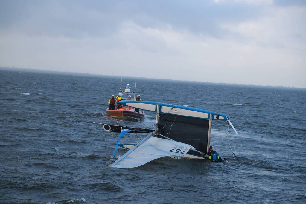 Opvarenden catamaran gered van dijk