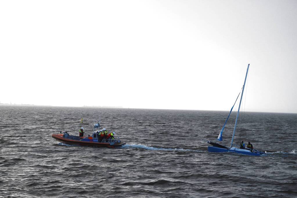 Opvarenden catamaran gered van dijk