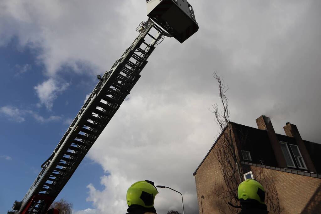 Veel rook bij brand in schoorsteen