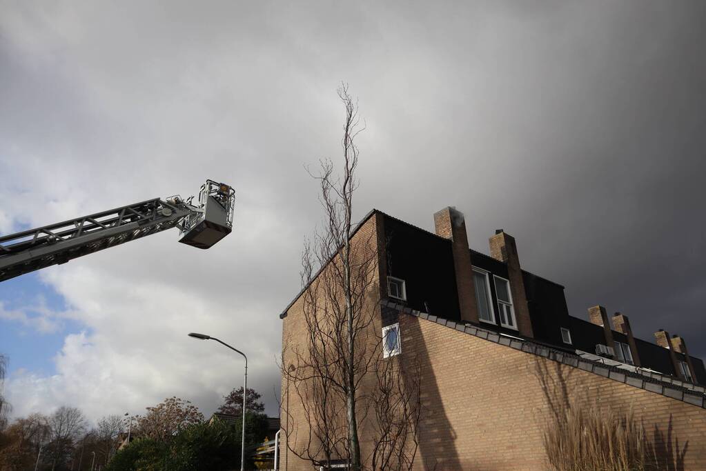Veel rook bij brand in schoorsteen