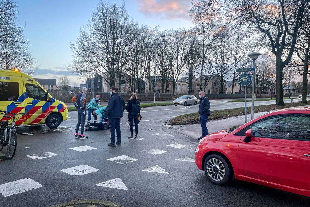 Fietser aangereden op kruising