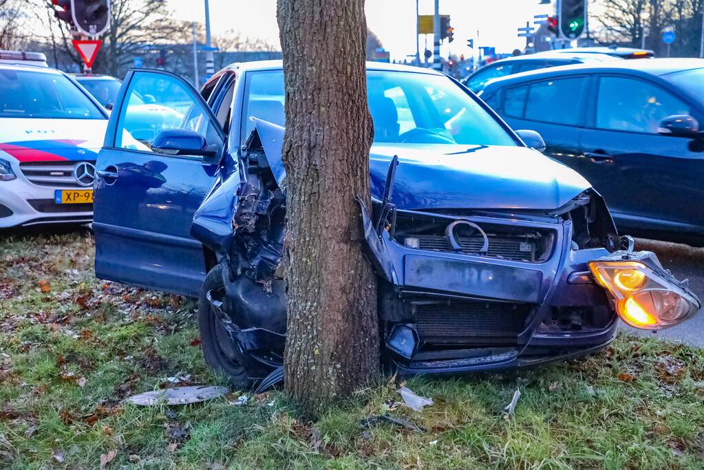 Bestuurster raakt van de weg en botst tegen boom