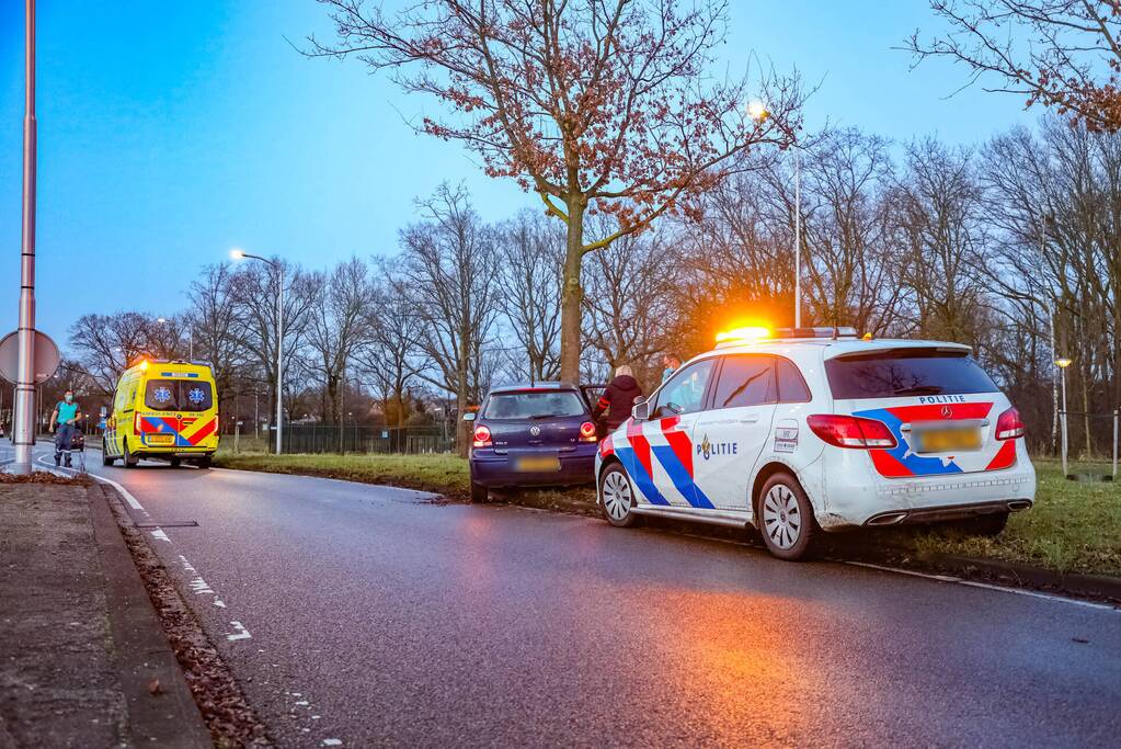Bestuurster raakt van de weg en botst tegen boom