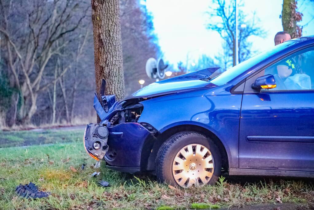 Bestuurster raakt van de weg en botst tegen boom