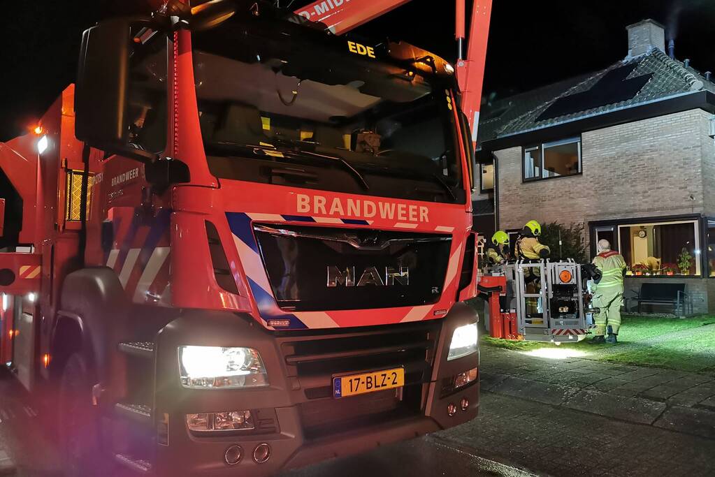 Brand in schoorsteen van woning