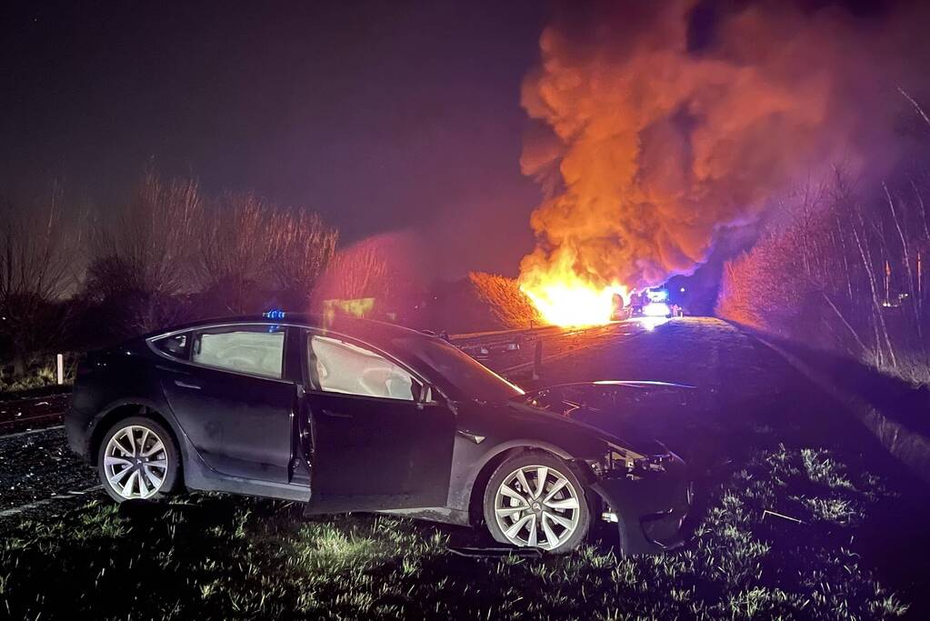 Tankwagen in brand na ernstig ongeval